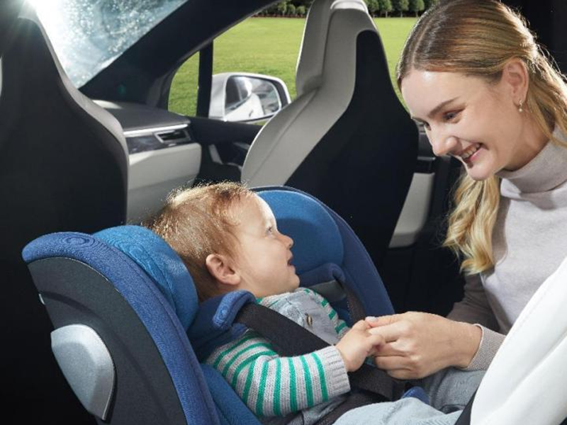 Before a child weighs more than 9kg, the child safety seat must be used backwards!